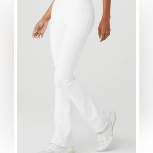 Alo 7/8 Airbrush High-Waist Bootcut Leggings in White. Size Medium.